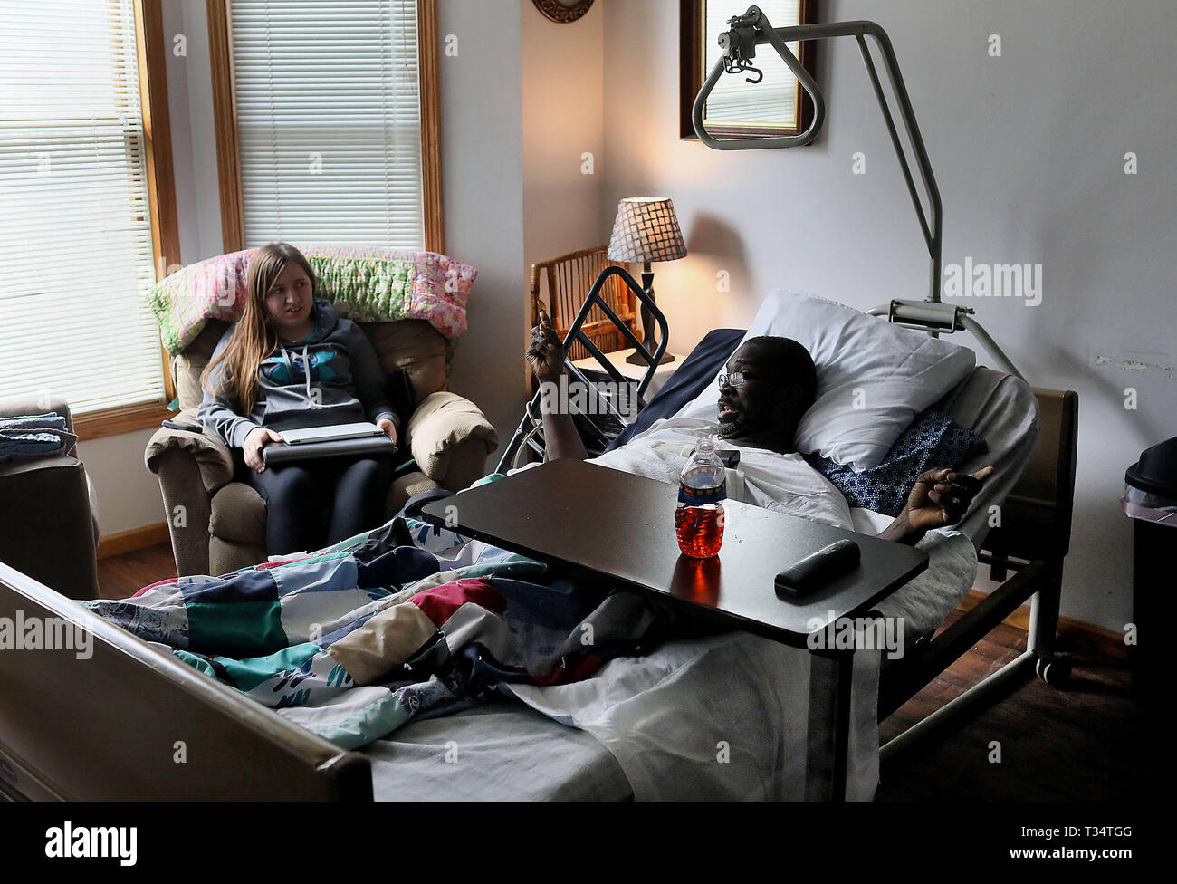 Stillwater, MN, USA. 2ème apr 2019. Au Minnesota, États-Unis - Carlin Jones, 52 ans, dans sa chambre avec ses travailleurs ARMHS à Hope House de Sainte-croix vallée, une Stillwater bénéficie de soins à base d'accueil pour les personnes avec le VIH, Mardi 2 Avril, 2019, dans Stillwater, MN. Jones a le diabète et ne peut pas marcher. Il a dit qu'il est très heureux de vivre à Hope House et avec les soins qu'il reçoit là.].DAVID JOLES ''' Maison david.joles@startribune.com.Hope de Sainte-croix Vallée, un Stillwater bénéficie de soins à base d'accueil pour les personnes avec le VIH, recentre sa mission afin de mieux servir les patients VIH-positifs de vieillissement -- un besoin qui semblait uni Banque D'Images