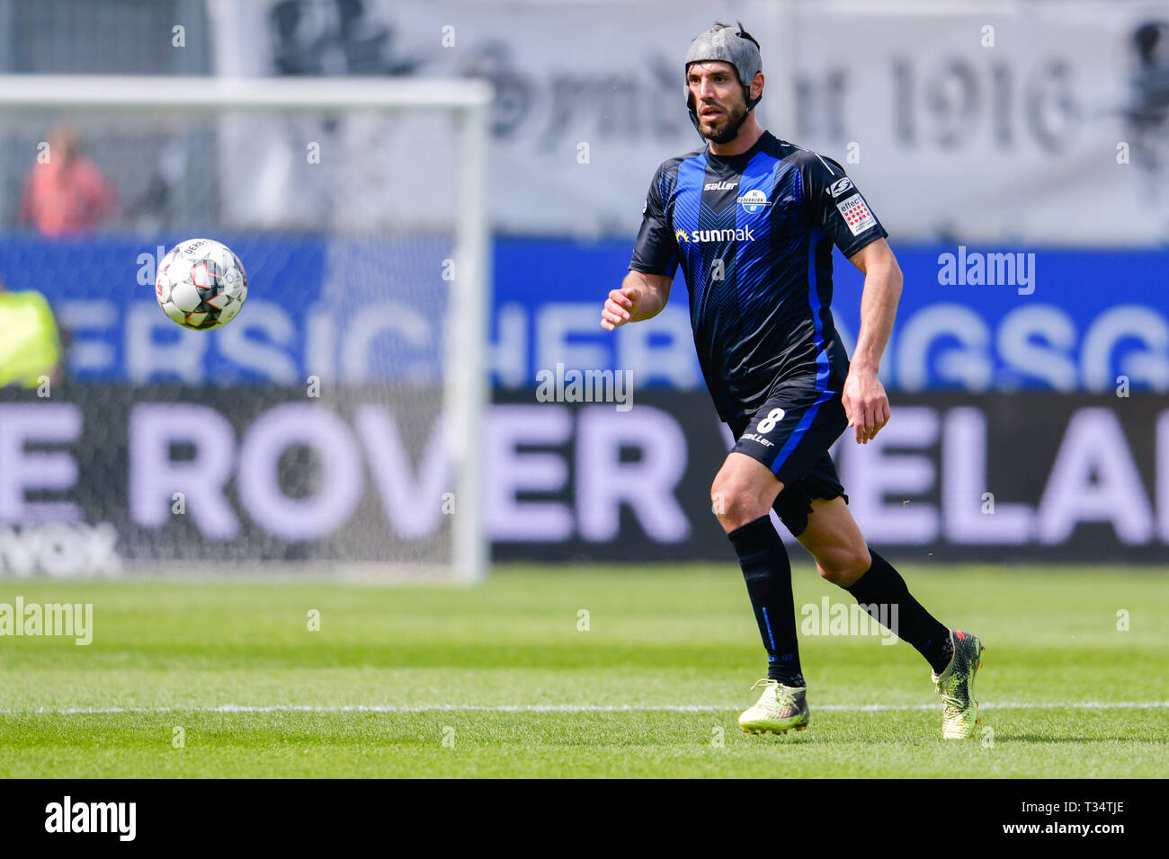 Sandhausen, Allemagne. 06 avr, 2019. Soccer : 2ème Bundesliga, le SV Sandhausen - SC Paderborn 07, 28e journée, à Hardtwaldstadion. Paderborn est Klaus Gjasula joue la balle. Credit : Uwe Anspach/DPA - NOTE IMPORTANTE : en conformité avec les exigences de la DFL Deutsche Fußball Liga ou la DFB Deutscher Fußball-Bund, il est interdit d'utiliser ou avoir utilisé des photographies prises dans le stade et/ou la correspondance dans la séquence sous forme d'images et/ou vidéo-comme des séquences de photos./dpa/Alamy Live News Banque D'Images