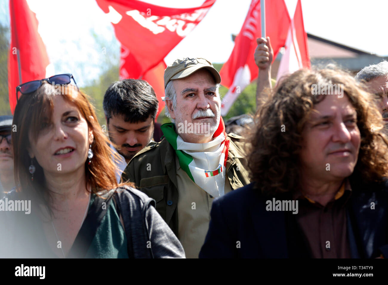 Rome, Italie. 06 avr, 2019. 6 avril 2019 Rome partisane. Counterdemonstration des militants du mouvement anti-fasciste dans la Torre Maura de Rome, deux jours après que les habitants de Rome et néo-fascistes ont brûlé des bennes et crié des slogans racistes à des familles roms d'être hébergés temporairement dans leur quartier. photo di Samantha Zucchi/Insidefoto insidefoto Crédit : srl/Alamy Live News Banque D'Images