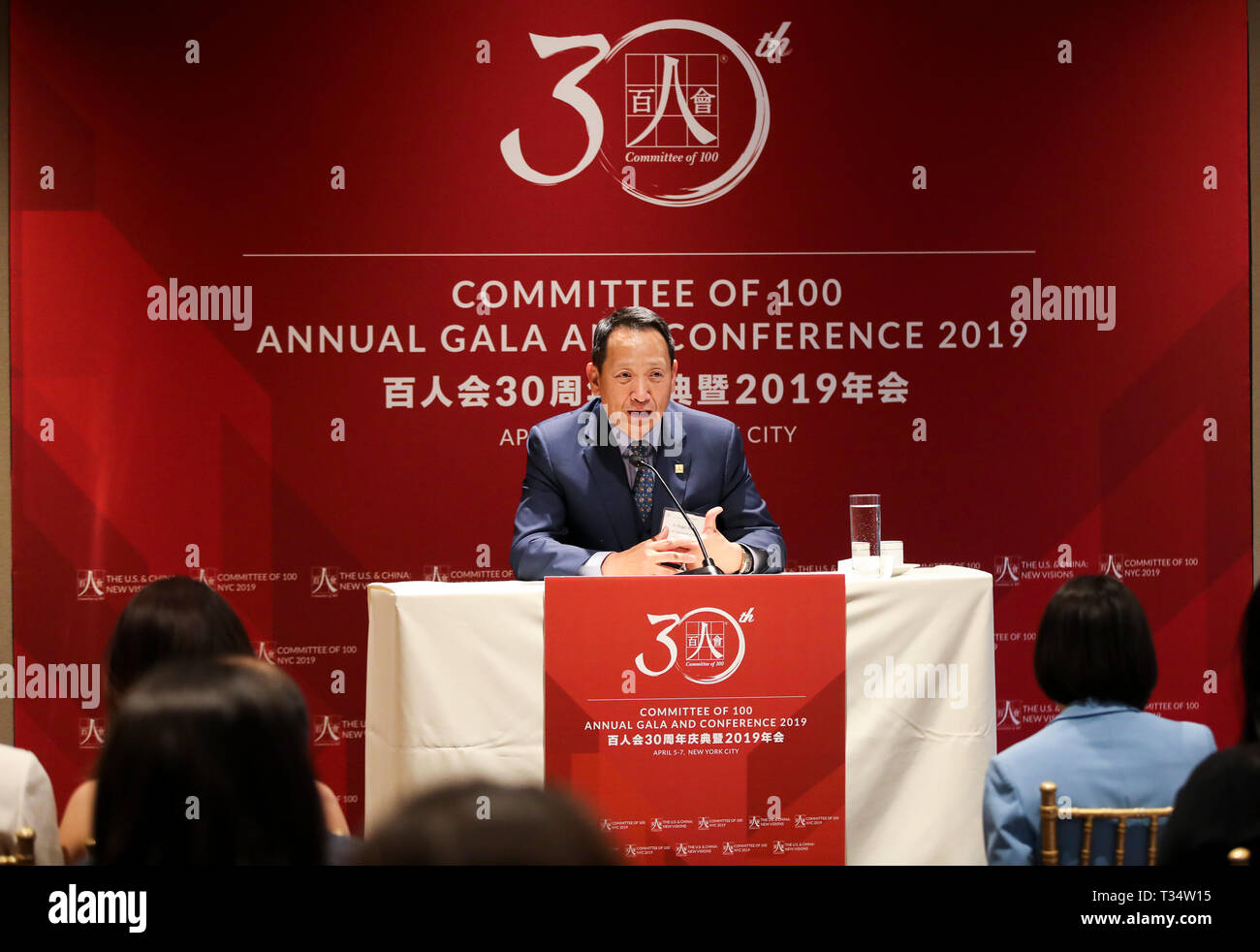 New York, USA. 5ème apr 2019. Roger H. Wang, président du comité des 100, un organisme sans but lucratif de l'organisation leadership américain américains chinois, prend la parole lors d'une conférence de presse à New York, États-Unis, 5 avril 2019. S'exprimant lors d'une conférence de presse vendredi, Roger H. Wang a dit qu'il est positif que la situation ne s'améliore même si la Chine vers l'investissement aux États-Unis en ce moment frapper le fond. Credit : Wang Ying/Xinhua/Alamy Live News Banque D'Images