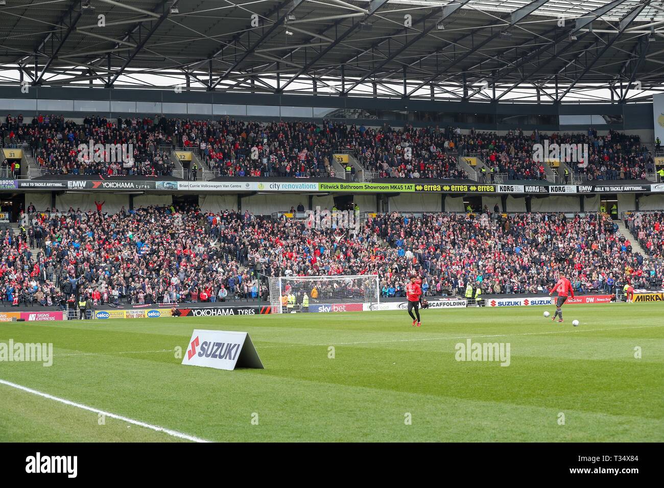 Milton Keynes, Royaume-Uni. 6ème Apr 2019.Milton Keynes, Royaume-Uni. 6ème Apr, 2019L'fansbefore ville Lincoln le ciel parier match de Ligue 2 entre MK Dons et Lincoln City à Stade MK, Milton Keynes le samedi 6 avril 2019. (Crédit : John Cripps | MI News) usage éditorial uniquement, licence requise pour un usage commercial. Aucune utilisation de pari, de jeux ou d'un seul club/ligue/dvd publications. Photographie peut uniquement être utilisé pour les journaux et/ou à des fins d'édition de magazines. Ne peut être utilisé pour les publications impliquant 1 joueur, 1 ou 1 concours club sans autorisation écrite de données Football Co Ltd. Crédit : MI News & Sp Banque D'Images