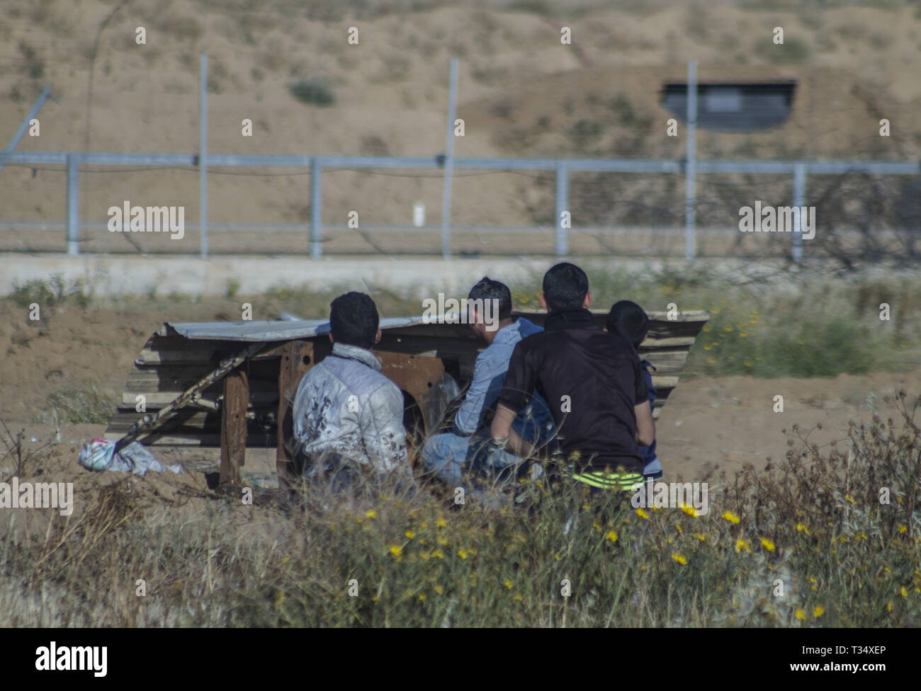 Gaza, Khan Younis, Palestine. 5ème apr 2019. Palestiniens vu se mettre à couvert durant les affrontements.Les forces israéliennes sont intervenues pour disperser les manifestants palestiniens provoquant des affrontements au cours d'une ''grande marche du retour'' de démonstration dans le domaine de l'est de la frontière israélienne, Khan Yunis dans la bande de Gaza. Credit : Yousef Masoud SOPA/Images/ZUMA/Alamy Fil Live News Banque D'Images