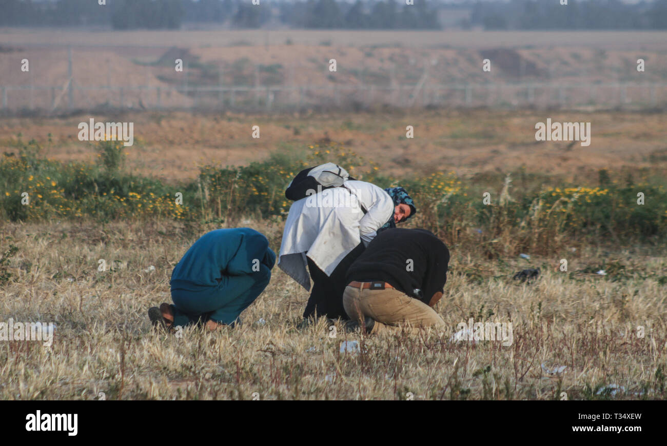 Gaza, Khan Younis, Palestine. 5ème apr 2019. Palestiniens vu se mettre à couvert durant les affrontements.Les forces israéliennes sont intervenues pour disperser les manifestants palestiniens provoquant des affrontements au cours d'une ''grande marche du retour'' de démonstration dans le domaine de l'est de la frontière israélienne, Khan Yunis dans la bande de Gaza. Credit : Yousef Masoud SOPA/Images/ZUMA/Alamy Fil Live News Banque D'Images