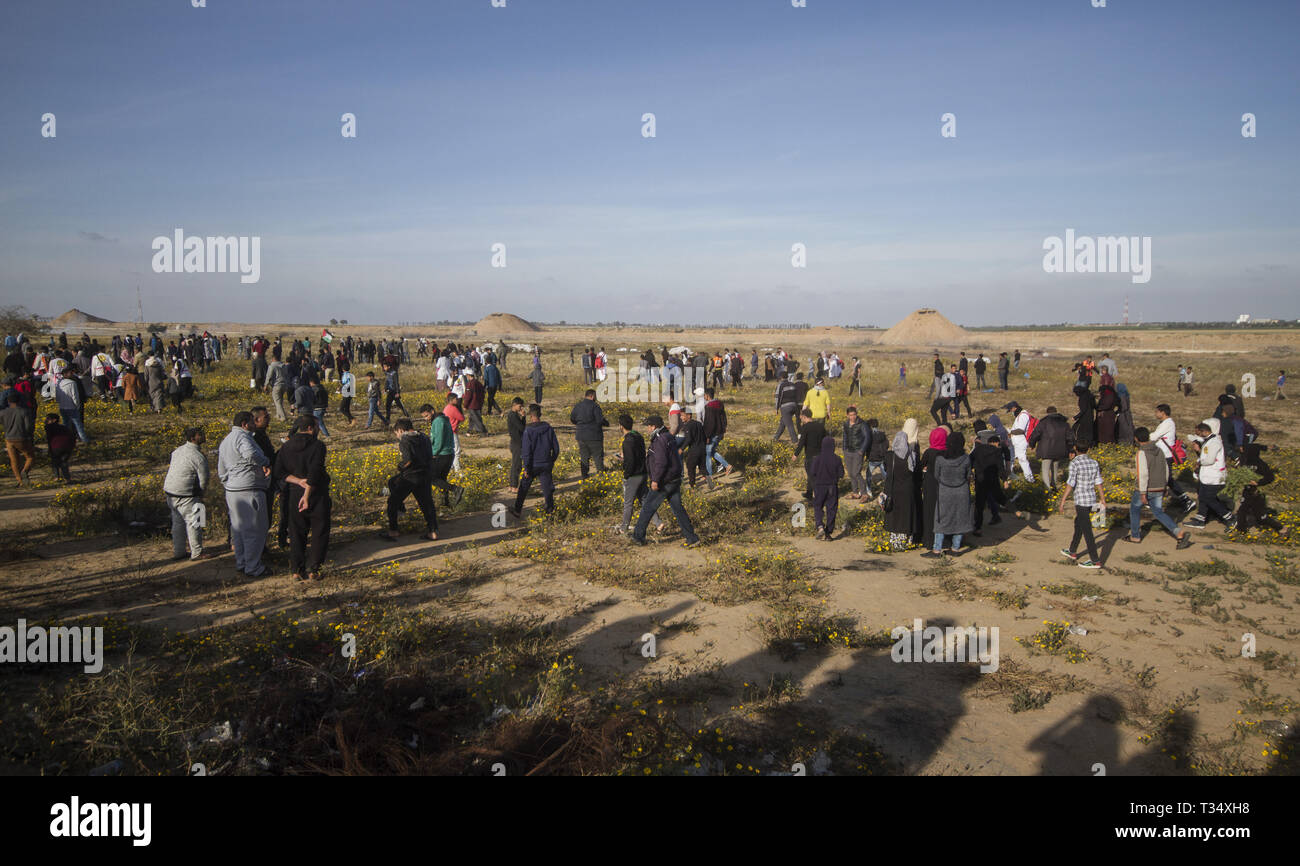 Gaza, Khan Younis, Palestine. 5ème apr 2019. Vu les Palestiniens pendant les affrontements de rassemblement.Les forces israéliennes sont intervenues pour disperser les manifestants palestiniens provoquant des affrontements au cours d'une ''grande marche du retour'' de démonstration dans le domaine de l'est de la frontière israélienne, Khan Yunis dans la bande de Gaza. Credit : Yousef Masoud SOPA/Images/ZUMA/Alamy Fil Live News Banque D'Images