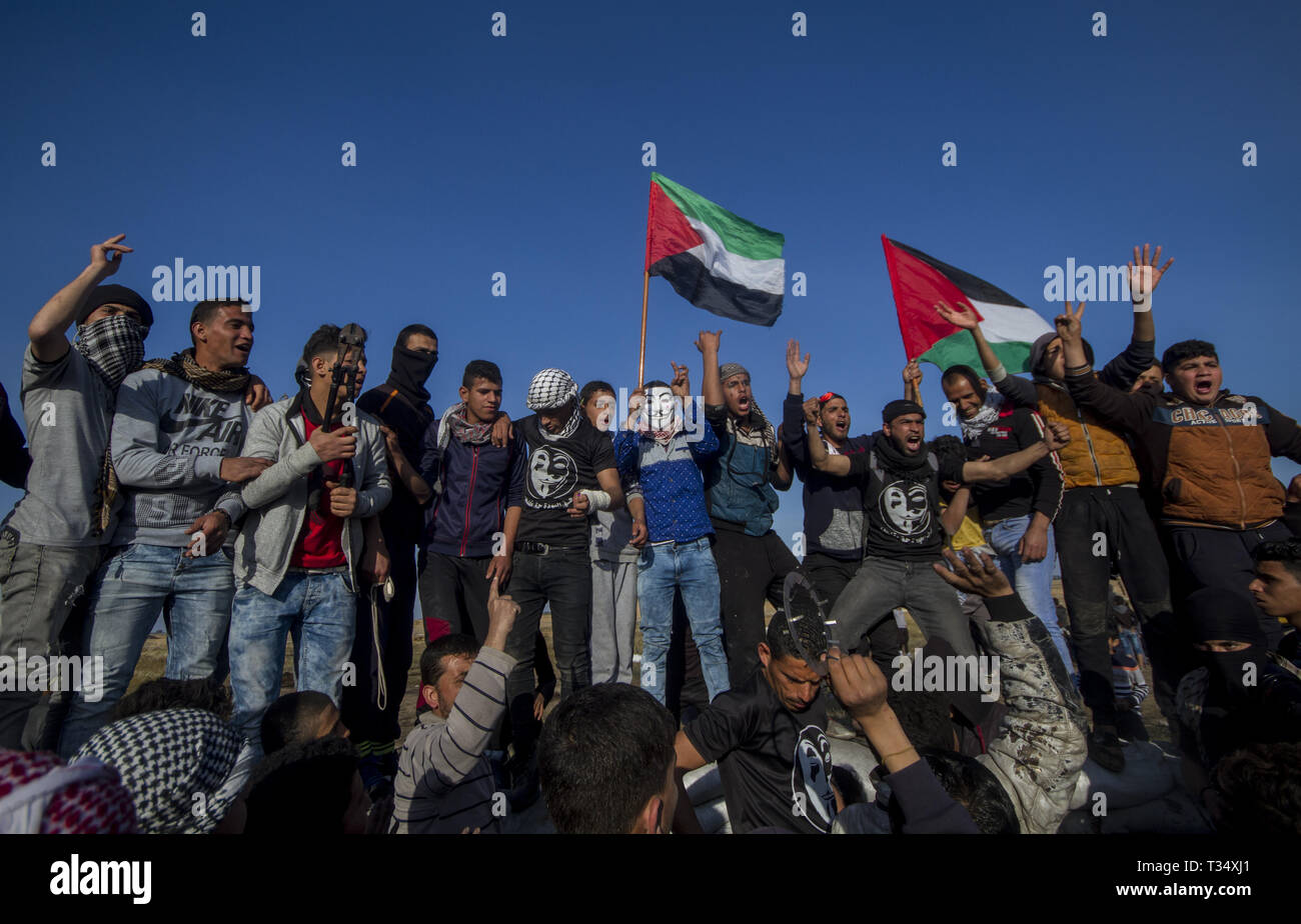 Gaza, Khan Younis, Palestine. 5ème apr 2019. Vu les Palestiniens tout en scandant des slogans de collecte pendant les affrontements.Les forces israéliennes sont intervenues pour disperser les manifestants palestiniens provoquant des affrontements au cours d'une ''grande marche du retour'' de démonstration dans le domaine de l'est de la frontière israélienne, Khan Yunis dans la bande de Gaza. Credit : Yousef Masoud SOPA/Images/ZUMA/Alamy Fil Live News Banque D'Images