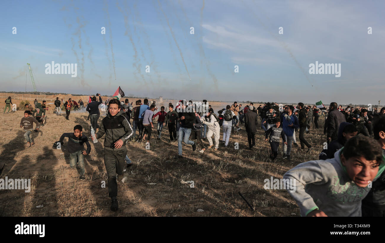 Gaza, Khan Younis, Palestine. 5ème apr 2019. Palestiniens vu se mettre à couvert durant les affrontements.Les forces israéliennes sont intervenues pour disperser les manifestants palestiniens provoquant des affrontements au cours d'une ''grande marche du retour'' de démonstration dans le domaine de l'est de la frontière israélienne, Khan Yunis dans la bande de Gaza. Credit : Yousef Masoud SOPA/Images/ZUMA/Alamy Fil Live News Banque D'Images