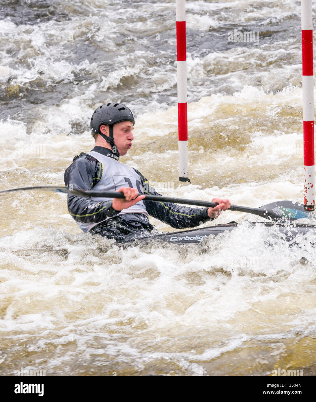 Grandtully, Perthshire, Écosse, Royaume-Uni, le 6 avril 2019. Le Premier Ministre de Grandtully en Slalom : Sam Moss de Holme Pierrepoint canoe club participe à la men's premier kayak sur la rivière Tay Banque D'Images