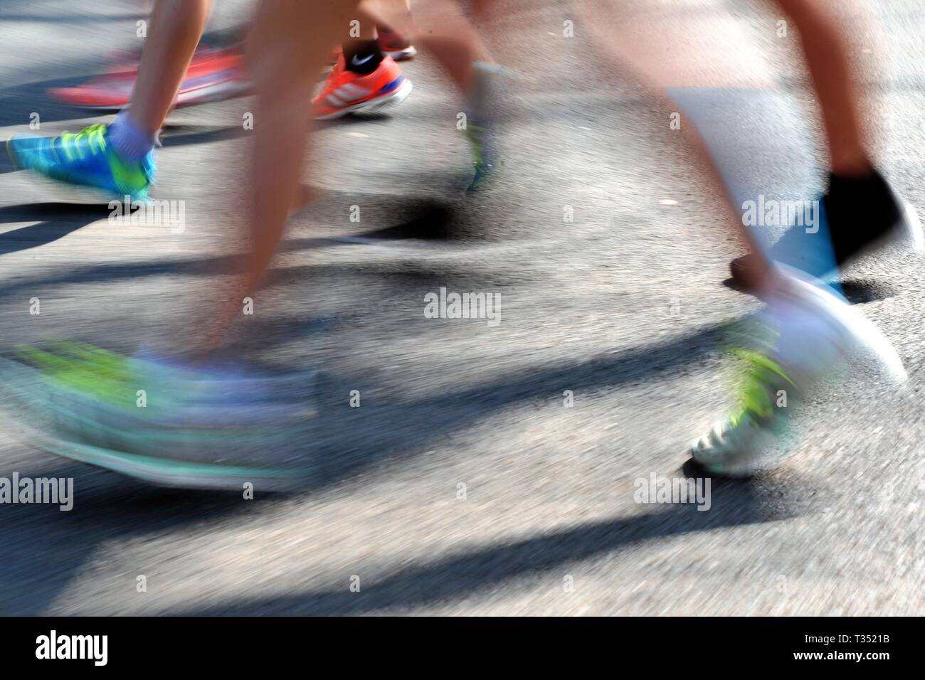 Podebrady, République tchèque. 6ème apr 2019. Ombre et les pieds d'un coureur dans le 20km marche des femmes de l'International match et EA Course pédestre Réunion permis à Podebrady, 06 avril 2019 à Podebrady en République tchèque. Credit : Slavek Ruta/ZUMA/Alamy Fil Live News Banque D'Images