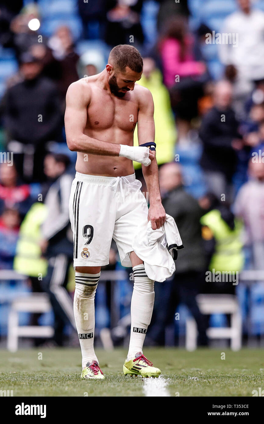Santiago Bernabeu, Madrid, Espagne. 6ème apr 2019. La Liga football, Real  Madrid contre Eibar, Karim Benzema (Real Madrid) célèbre son but de la  victoire en retirant sa chemise : Action Crédit Plus