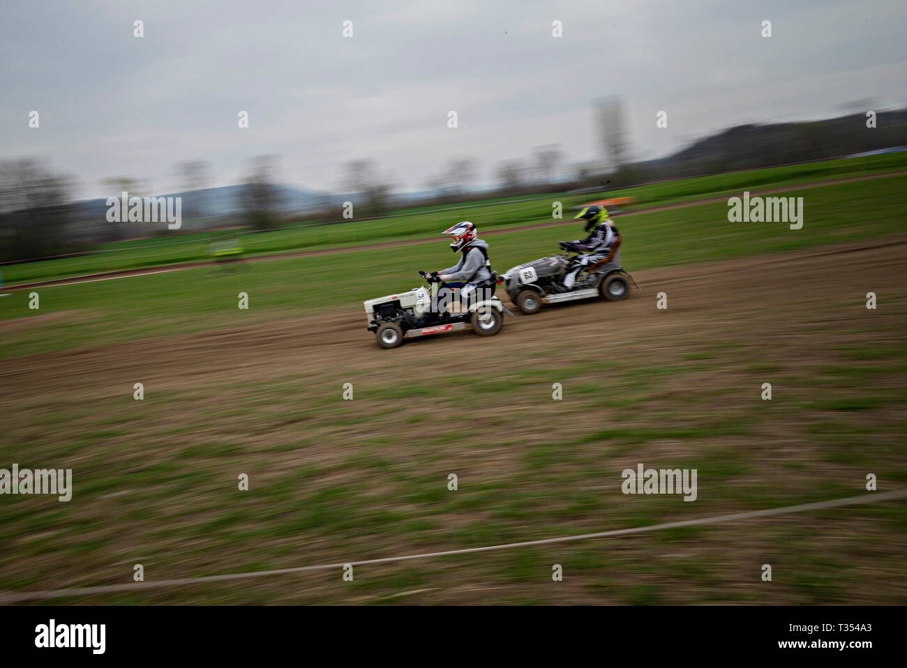 Genève, Suisse. 6ème apr 2019. Les participants conduisent leurs tondeuses tondeuse lors d'une compétition de course à Bülach, près de Zurich, Suisse, le 6 avril 2019. Tondeuse racing est une forme de sport automobile, dans laquelle les concurrents race modification des tondeuses à gazon. Les moteurs de la faucheuse d'origine sont conservés, mais les lames sont enlevés pour la sécurité. Crédit : Michele Limina/Xinhua/Alamy Live News Banque D'Images