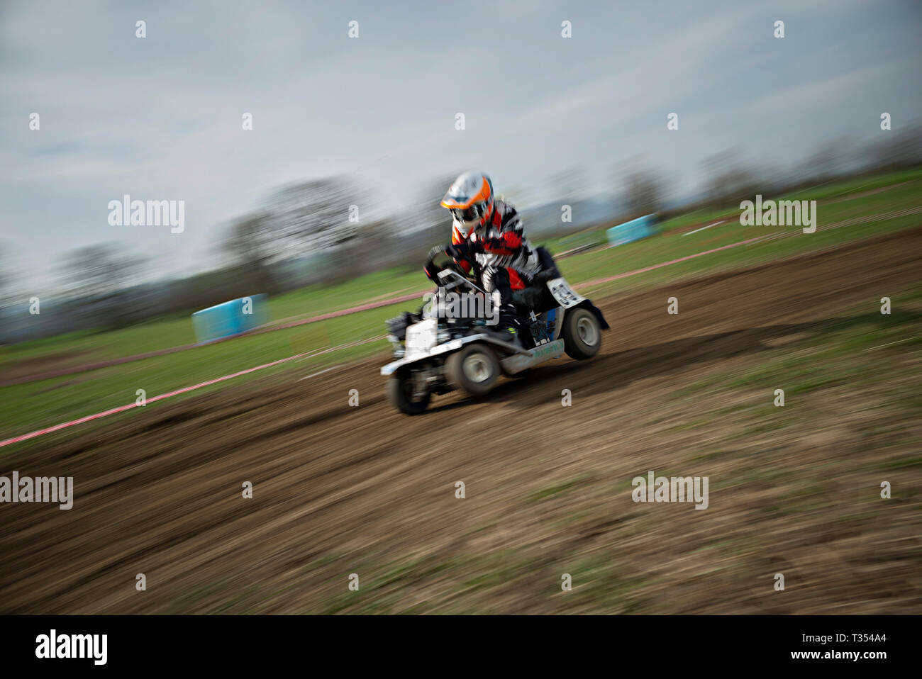 Genève, Suisse. 6ème apr 2019. Un participant entraîne une tondeuse tondeuse lors d'une compétition de course à Bülach, près de Zurich, Suisse, le 6 avril 2019. Tondeuse racing est une forme de sport automobile, dans laquelle les concurrents race modification des tondeuses à gazon. Les moteurs de la faucheuse d'origine sont conservés, mais les lames sont enlevés pour la sécurité. Crédit : Michele Limina/Xinhua/Alamy Live News Banque D'Images