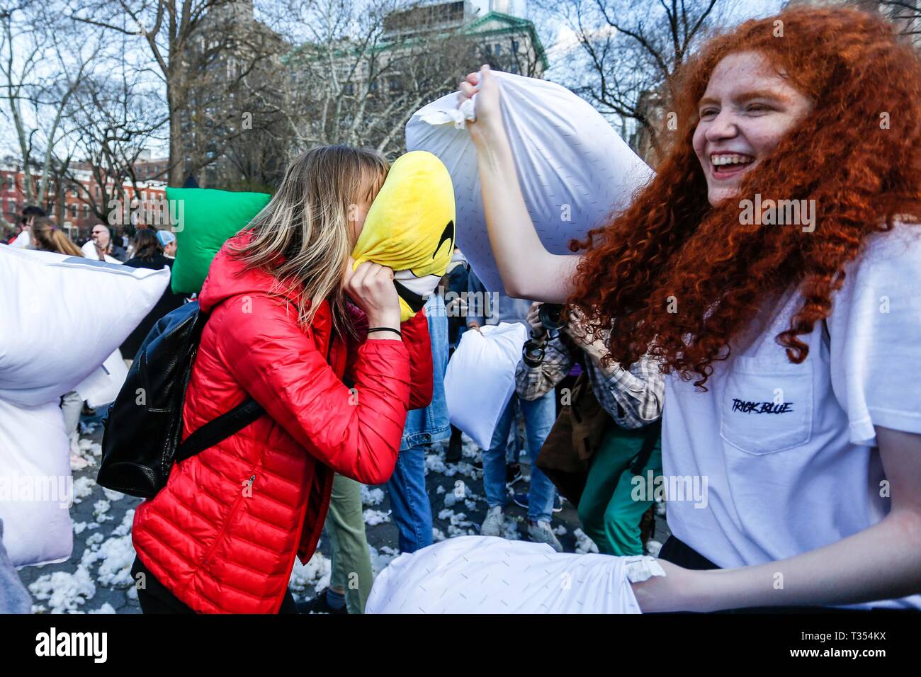 New York, USA. 06 avr, 2019. Les jeunes pendant 'La guerre' oreiller à Washington Square Park, à New York aux États-Unis cet après-midi, 06. Brésil : Crédit Photo Presse/Alamy Live News Banque D'Images