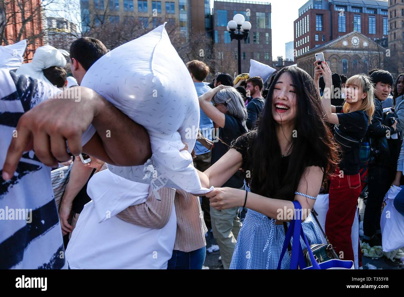 New York, USA. 6ème apr 2019. Les jeunes au cours de la ''Guerre'' Oreiller cas à Washington Square Park. Crédit : William Volcov/ZUMA/Alamy Fil Live News Banque D'Images