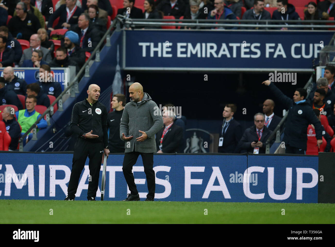 Londres, Royaume-Uni. 06 avr, 2019. Pep Guardiola, le manager de Manchester City fait valoir avec le 4e officiel. L'unis en FA Cup, demi-finale, Manchester City v Brighton & Hove Albion au stade de Wembley à Londres le samedi 6 avril 2019. Cette image ne peut être utilisé qu'à des fins rédactionnelles. Usage éditorial uniquement, licence requise pour un usage commercial. Aucune utilisation de pari, de jeux ou d'un seul club/ligue/dvd publications pic par Andrew Andrew/Verger Verger la photographie de sport/Alamy live news Crédit : Andrew Orchard la photographie de sport/Alamy Live News Banque D'Images