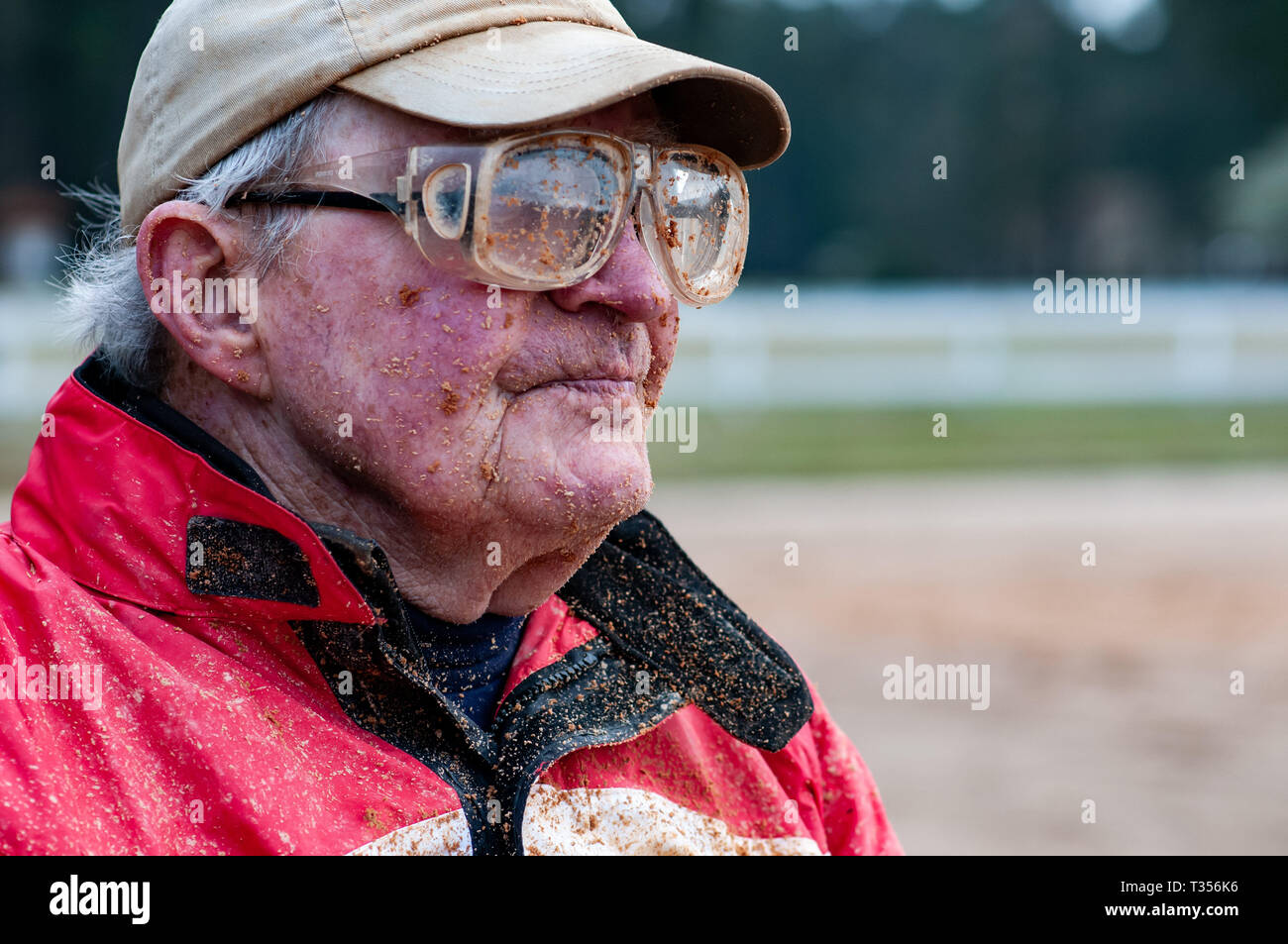 Pinehurst, Caroline du Nord, USA. 3ème apr 2019. 6 avril 2019 - Pinehurst, Caroline du Nord, USA - GORDON COREY est parsemé d'argile rouge après un échauffement s'exécuter avant le 70e rapport annuel de printemps de courses attelées en matinée parrainé par le Club de formation de conduite et de Pinehurst, au chemin de faisceau, Pinehurst Pinehurst, Caroline du Nord. Corey a été attelées depuis 1964. Cette année le 104e anniversaire de la commémoration de la course de la voie. Credit : Timothy L. Hale/ZUMA/Alamy Fil Live News Banque D'Images