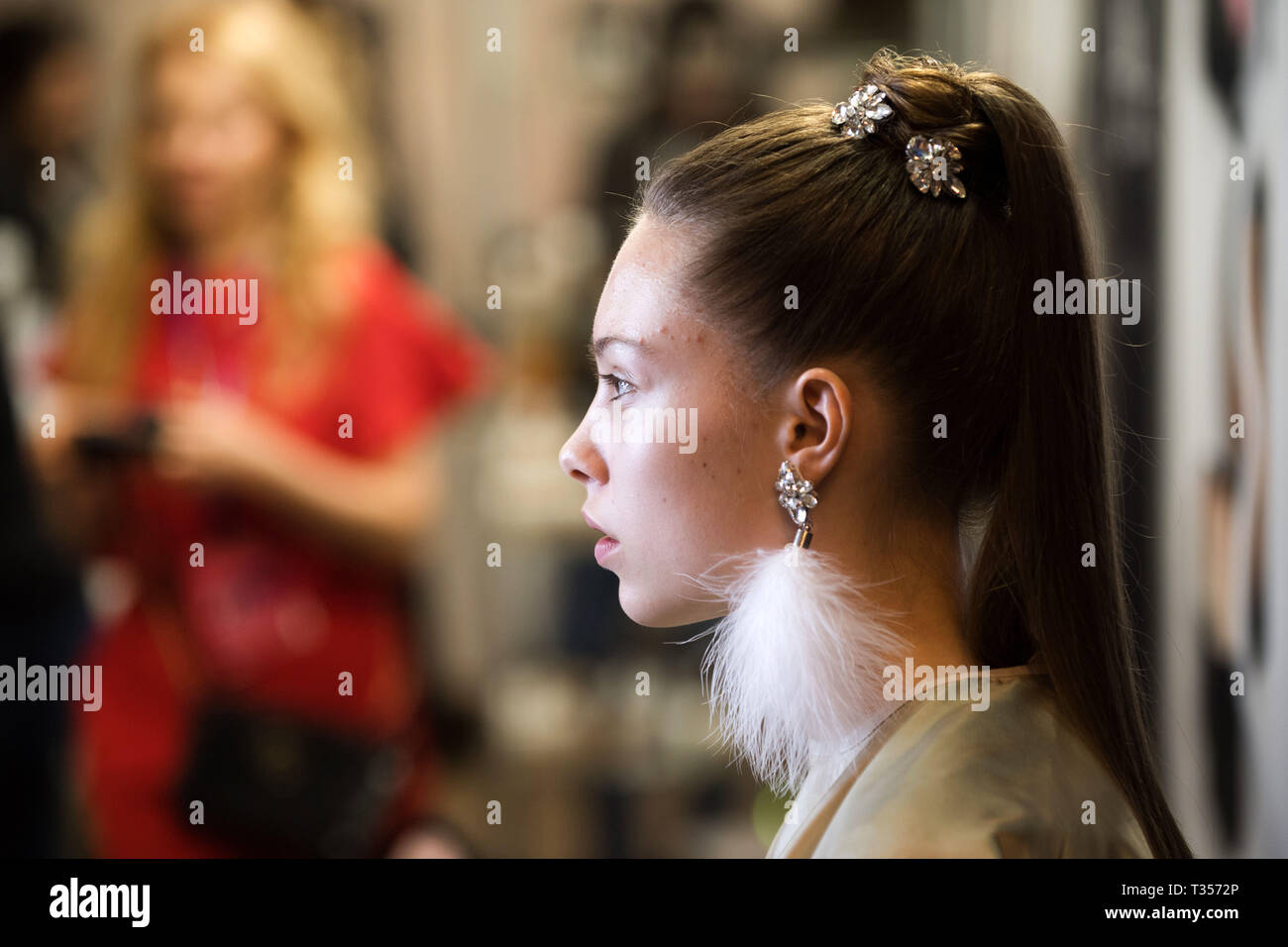Vilnius, Lituanie. 6ème apr 2019. A model coiffure et beauté International Cendrillon pendant d'oreille de l'exposition de l'industrie à Vilnius, Lituanie, 6 avril 2019. Le salon de trois jours qui dure du 5 au 7 avril, réunissant des Lituaniens et célèbre la beauté des experts et professionnels, offre la possibilité de découvrir les dernières tendances de beauté globale. Alfredas Crédit : Pliadis/Xinhua/Alamy Live News Banque D'Images