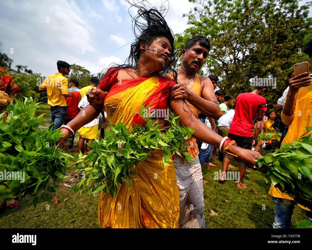 Bandel, Inde. 06 avr, 2019. Les dévots hindous danse & les ...