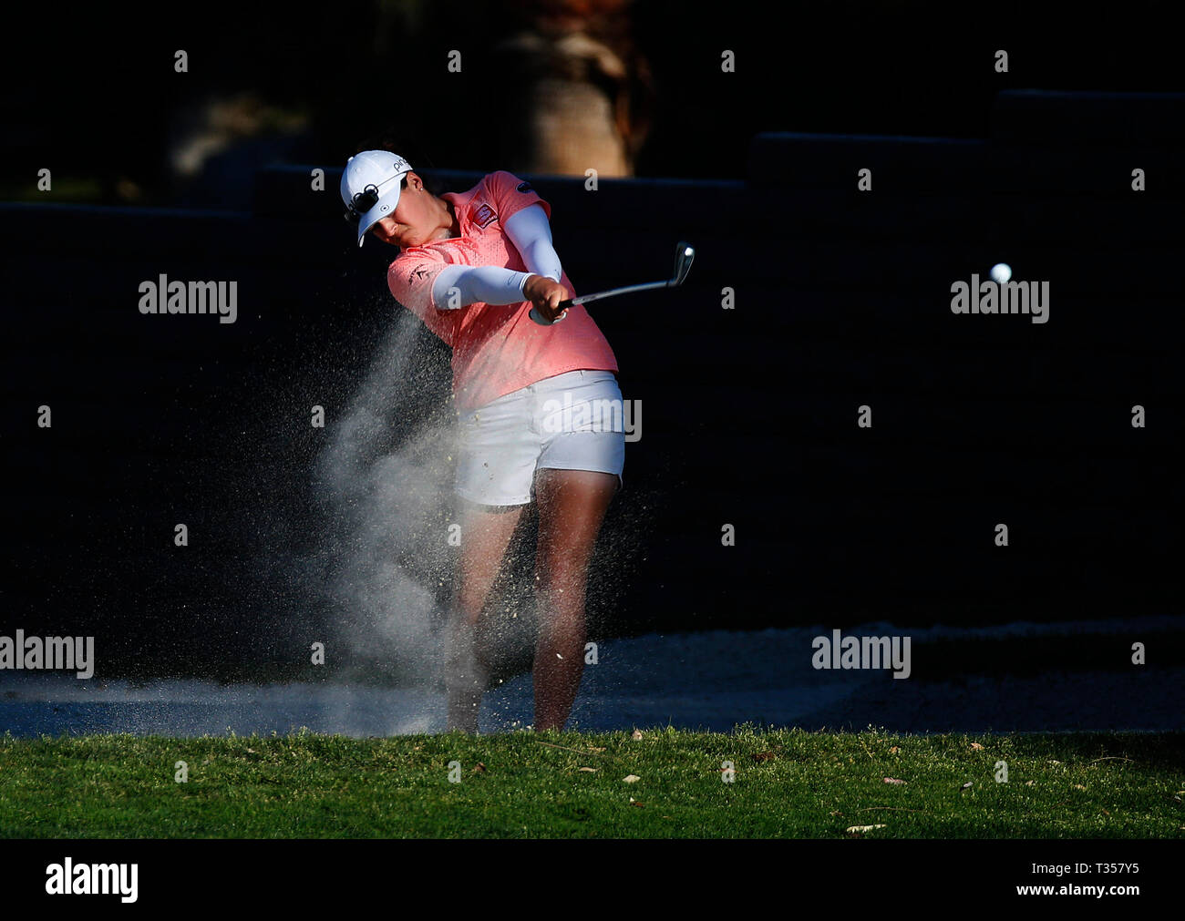 Californie, USA. 06 avr, 2019. Ally McDonald hits à partir d'un bunker de fairway sur le 15e trou lors de la troisième ronde de la LPGA ANA Inspiration tournoi de golf à Mission Hills Country Club de Rancho Mirage, en Californie. Charles Baus/CSM Crédit : Cal Sport Media/Alamy Live News Banque D'Images