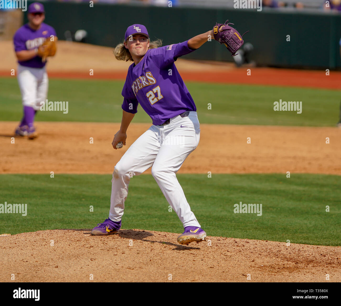 Louisiane, Etats-Unis. 06 avr, 2019. LSU MATTHIEU BECK (27) fait un pas à l'encontre de la Texas A&M à Alex fort Stadium. Credit : Jerome Hicks/ZUMA/Alamy Fil Live News Crédit : ZUMA Press, Inc./Alamy Live News Banque D'Images