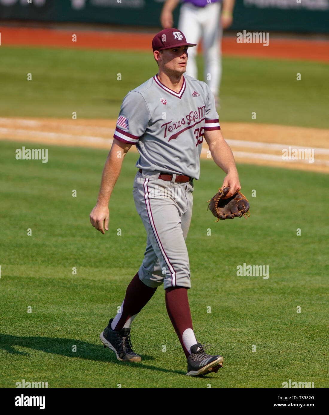 Louisiane, Etats-Unis. 06 avr, 2019. Texas A&M cruche ASA LACY (35) marche pied après sa retraite le côté contre LSU à Alex fort Stadium. Credit : Jerome Hicks/ZUMA/Alamy Fil Live News Crédit : ZUMA Press, Inc./Alamy Live News Banque D'Images