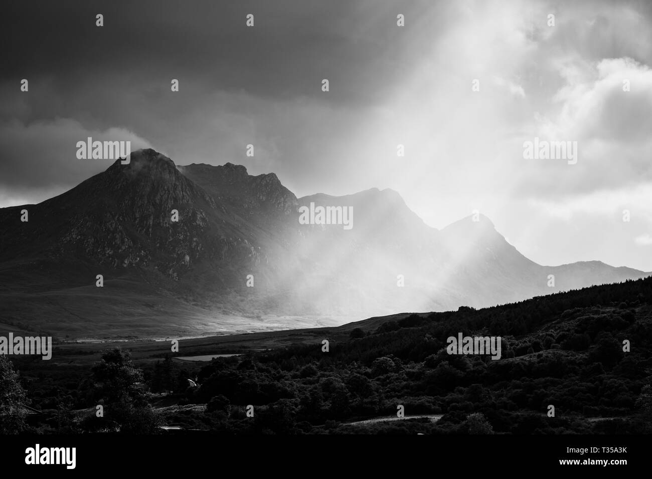 Rayons de soleil percer les nuages pour illuminer Ben Loyal, vu de l'A836 dans le Nord de l'Écosse, à Lairg. Banque D'Images