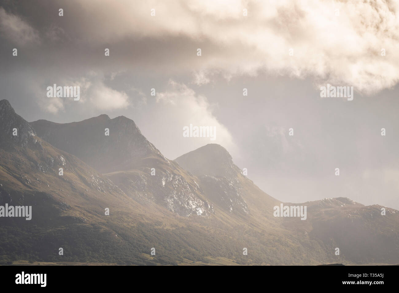 Rayons de soleil percer les nuages pour illuminer Ben Loyal, vu de l'A836 dans le Nord de l'Écosse, à Lairg. Banque D'Images