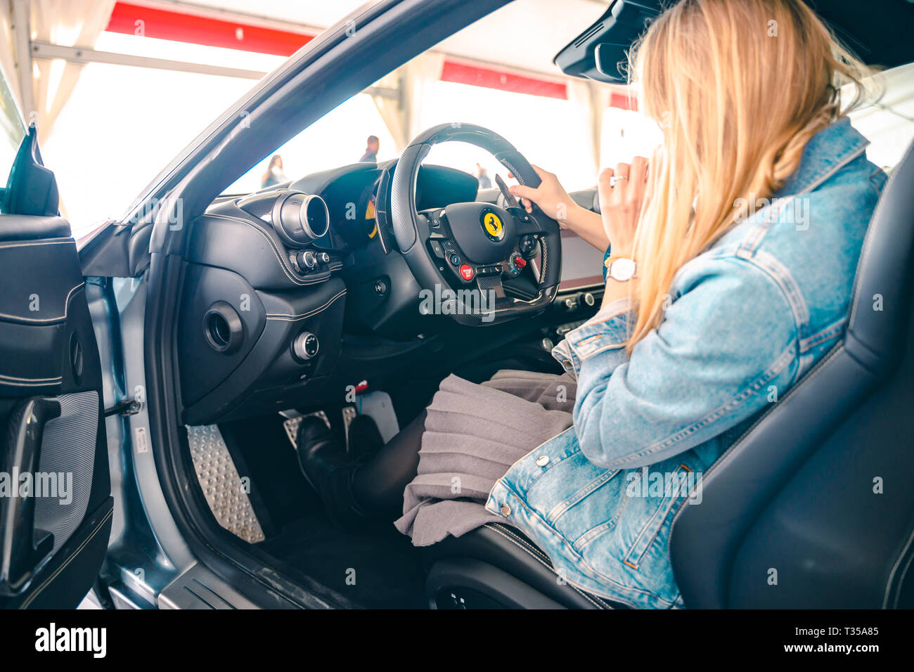 Valencia, Espagne - 30 mars 2019 : assis dans une Ferrari. Fille dans une  casquette de baseball assis dans la voiture de luxe. Femme réussie Photo  Stock - Alamy