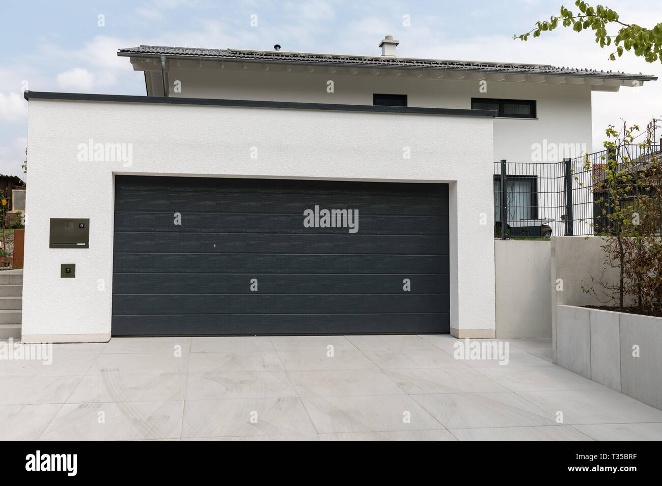 Porte de garage en blanc foncé Banque D'Images