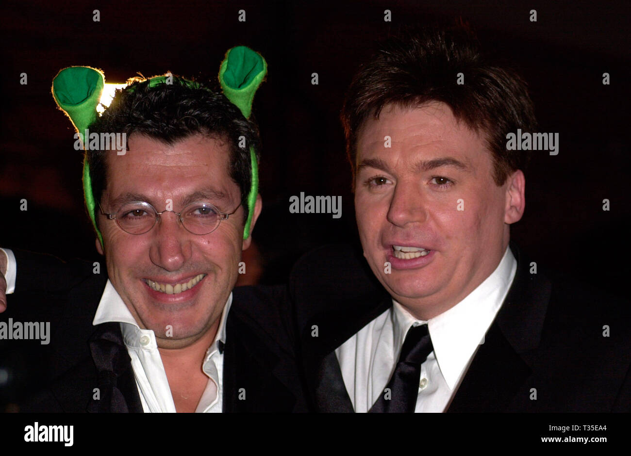 CANNES, FRANCE. 12 mai 2001 : l'Acteur Mike MYERS (à droite) avec le réalisateur Alain Chabat à la première de leur film Shrek au Festival de Cannes. © Paul Smith/Featureflash Banque D'Images