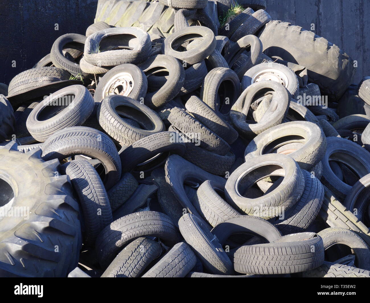 Des tas de vieux pneus usés chauve dans un silo Photo Stock - Alamy