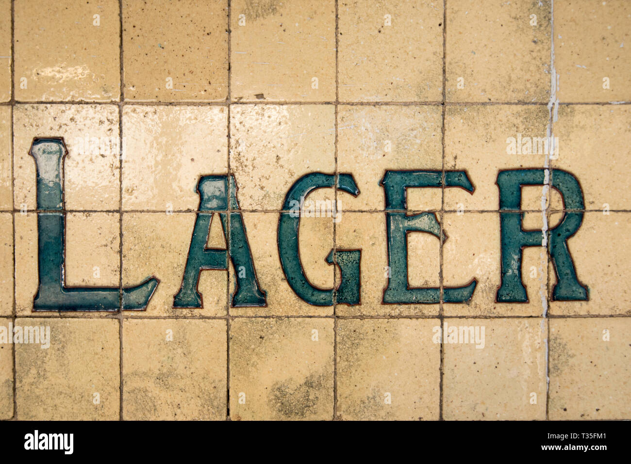 Des tuiles à l'extérieur d'un hôtel historique (pub) ou d'un bar à Surry Hills, Sydney, Australie, annoncent le type de bière disponible, Lager Banque D'Images