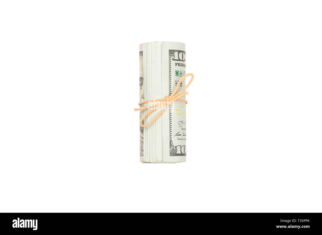 US dollars enroulé et serré avec band isolé sur fond blanc. L'argent américain Banque D'Images