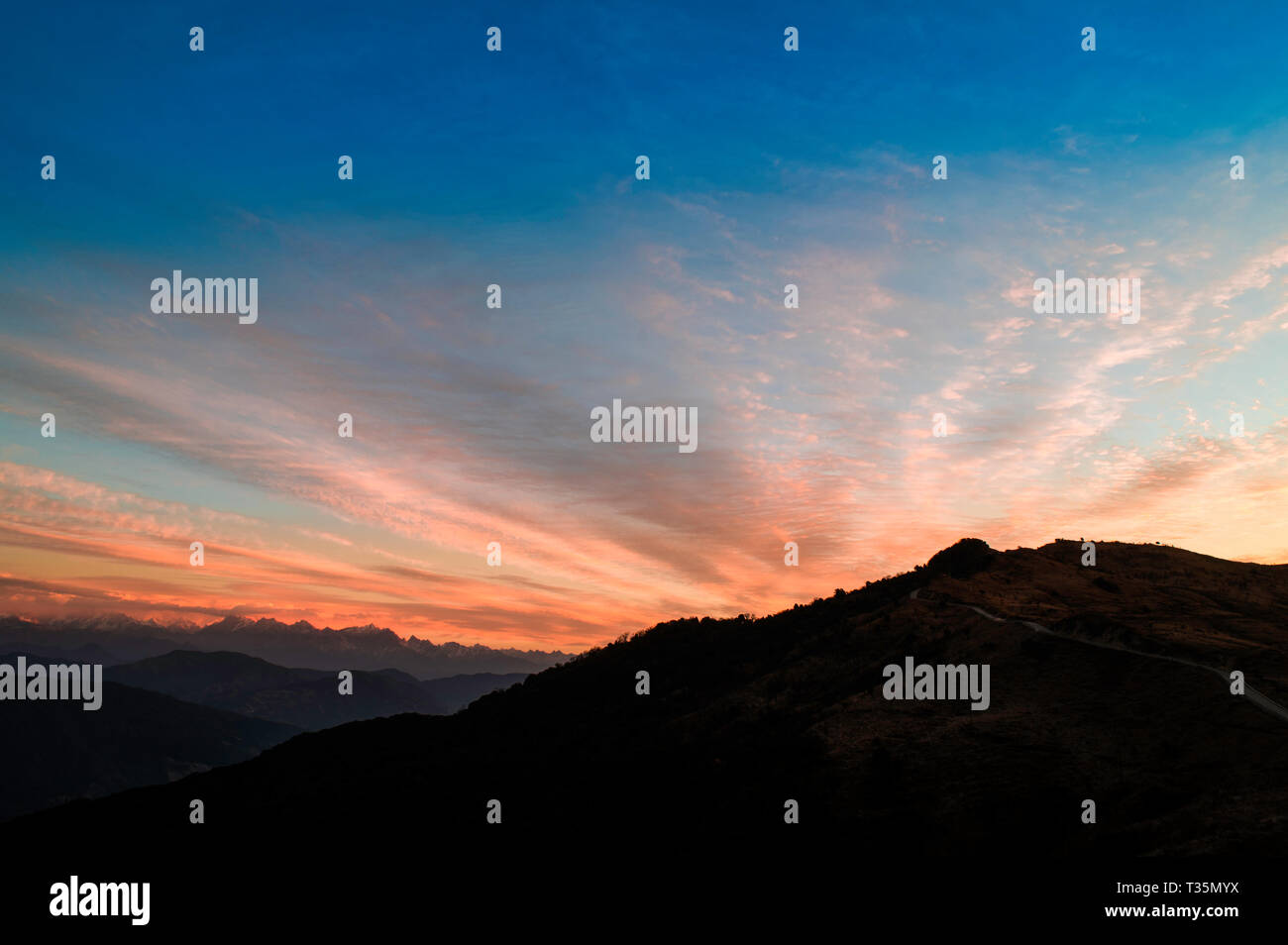 Lever du soleil au nord-est de l'Himalaya, Sandakphu, Bengale occidental, Inde. Banque D'Images