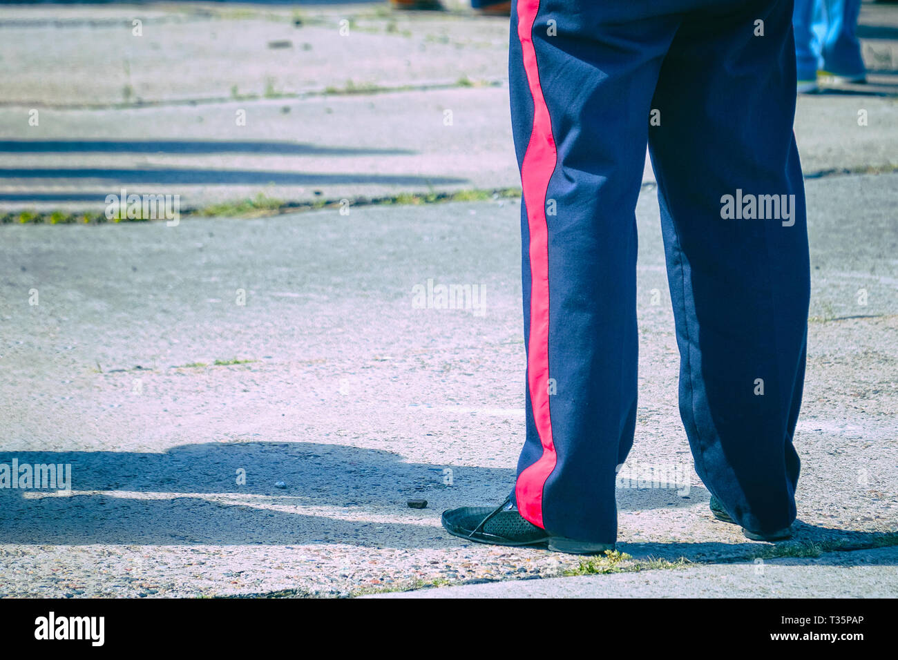 Pantalon bleu avec une bande rouge sur le militaire Photo Stock - Alamy