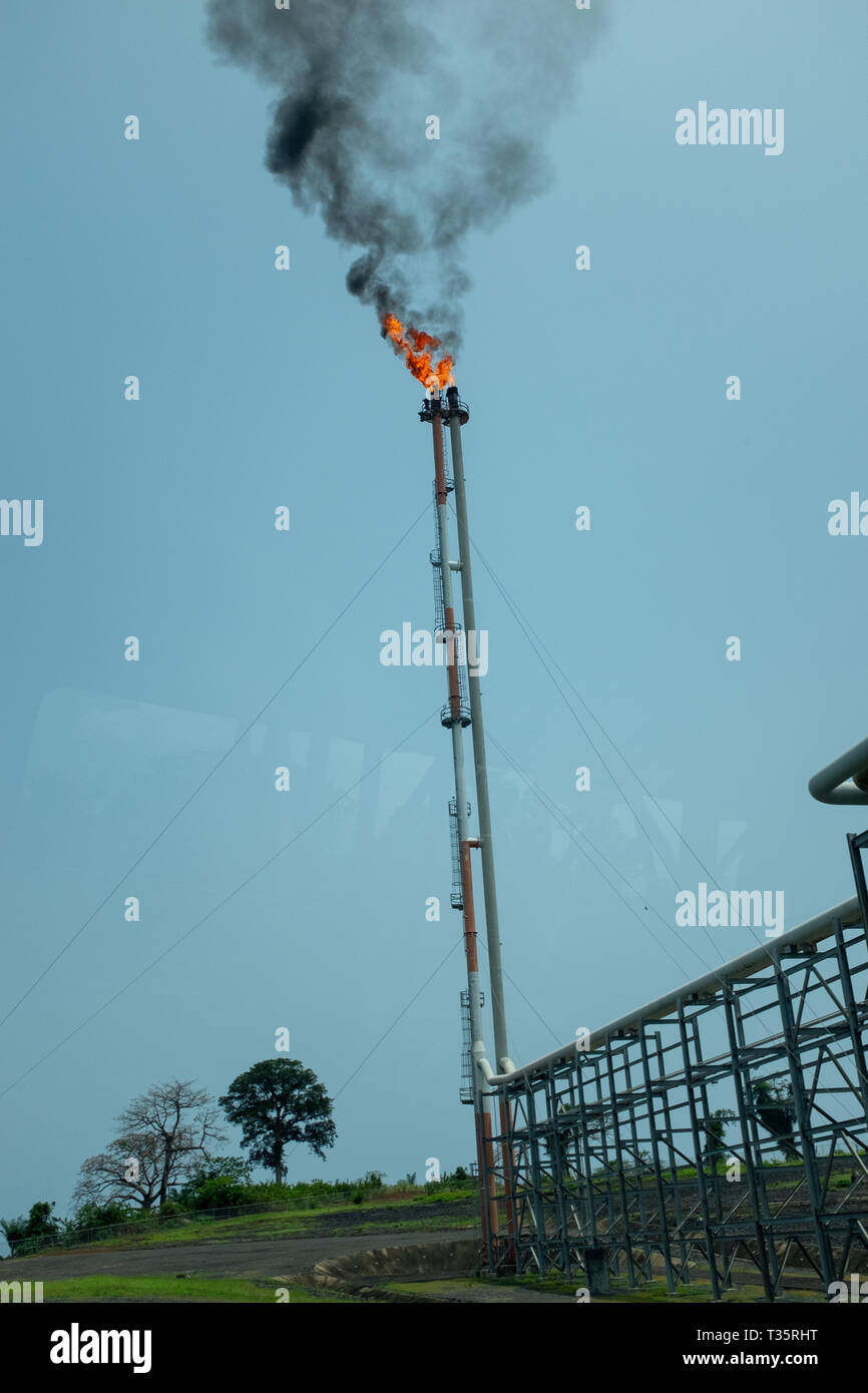 Burns et les fusées à gaz d'une installation pétrolière ou gazière à Punta Europa, Malabo, Guinée équatoriale, l'un des rares pays d'Afrique subsaharienne à faire LNG Banque D'Images