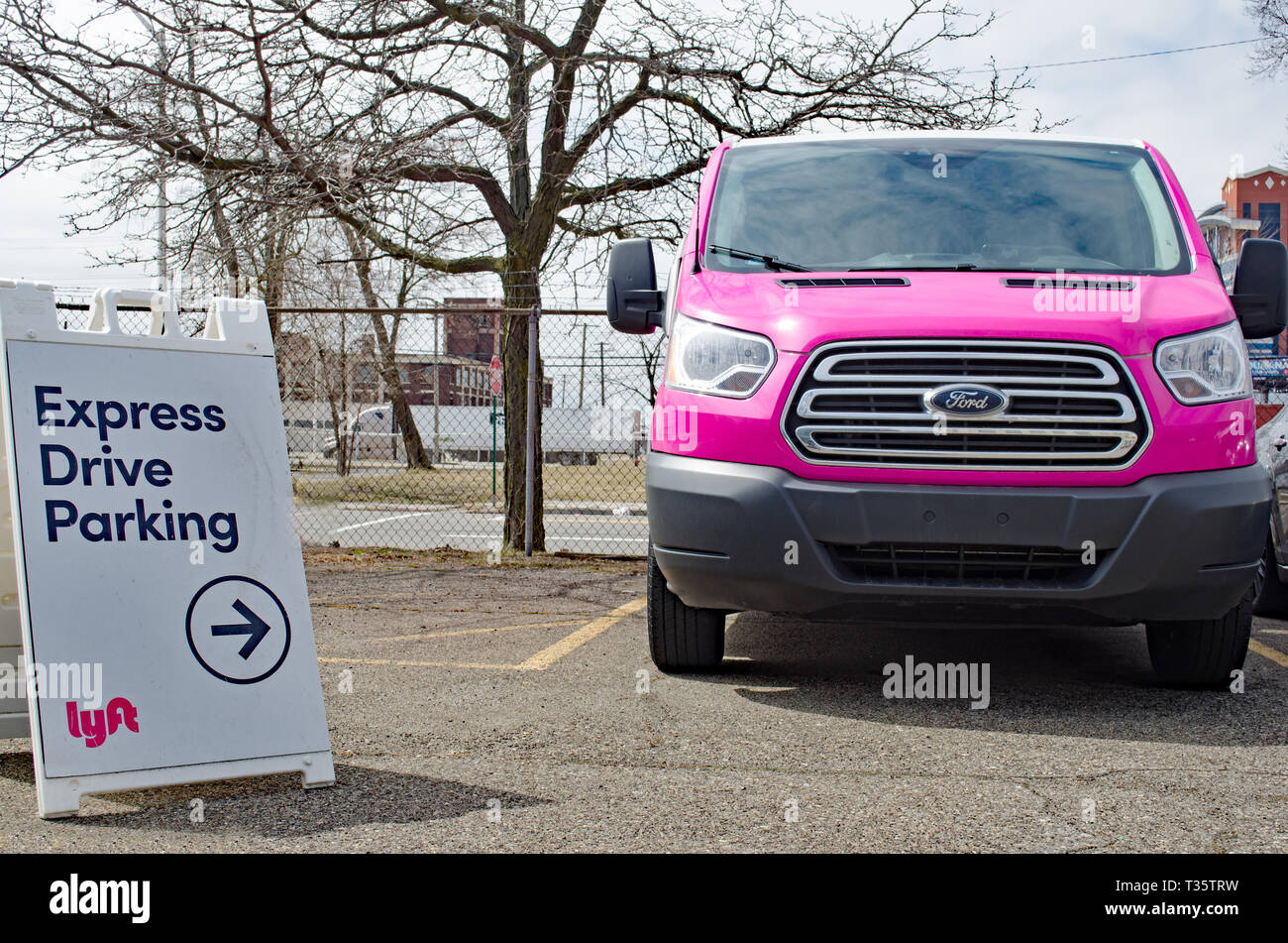 VAN LYFT, Détroit, Michigan, USA - Mars 29, 2019 : Van Lyft Lyft en dehors de Detroit le 29 mars 2019 Office Banque D'Images