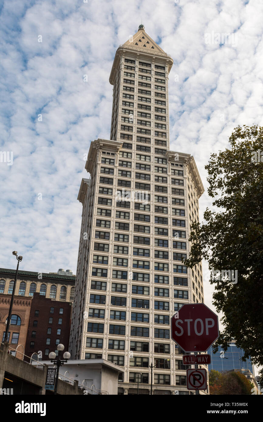 Vue depuis la rue de Smith Tower à Seattle, Washington, USA. Banque D'Images