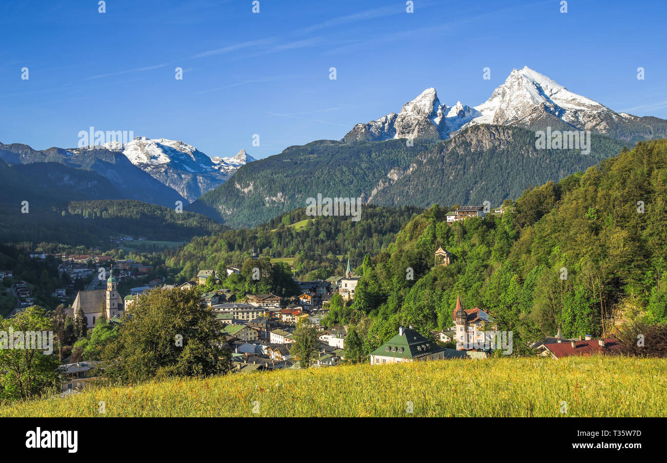 Paysage panoramique vue de l'Allemand petite ville touristique Berchtesgaden avec snow-mont Watzmann couronné à Alpes bavaroises Banque D'Images