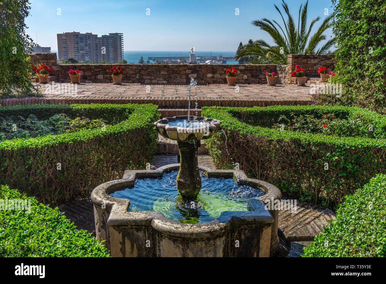 Fontaine de jardin et vue sur l'Alcazaba en château à Malaga en Espagne Banque D'Images