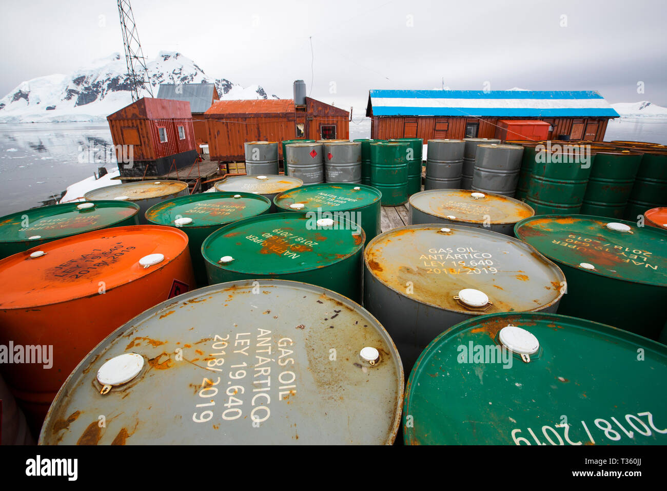 Barils de pétrole à Almirante Brown station à Neko Harbour dans la péninsule antarctique, Paradise Bay. Banque D'Images