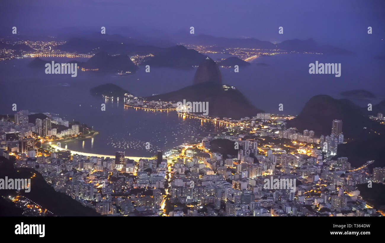 Crépuscule tourné de Botafogo, l'établissement Sugarloaf Mountain à la plage de Copacabana à Rio Banque D'Images