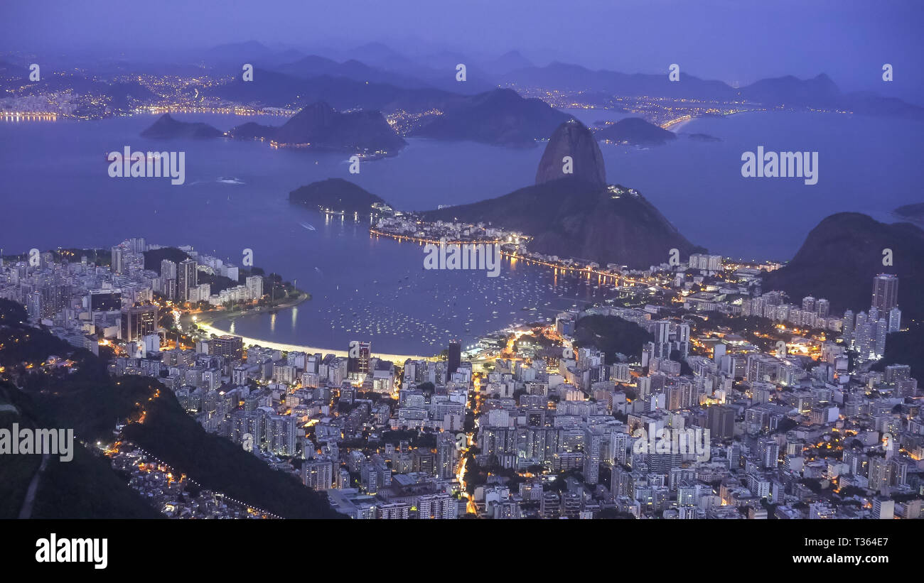Photo de nuit de Botafogo et du pain mountai à Rio de Janeiro, Brésil Banque D'Images
