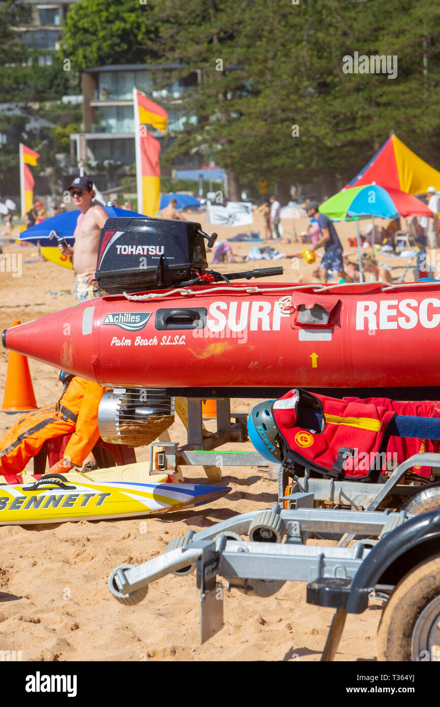 L'équipement de sauvetage de Surf lifeguard y compris annexe avec moteur hors-bord et des planches sur Palm Beach, Sydney, Australie Banque D'Images