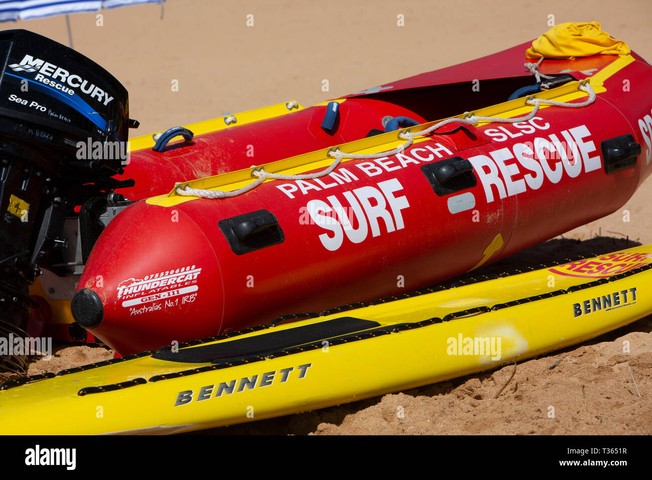 L'équipement de sauvetage de Surf lifeguard y compris annexe avec moteur hors-bord et des planches sur Palm Beach, Sydney, Australie Banque D'Images