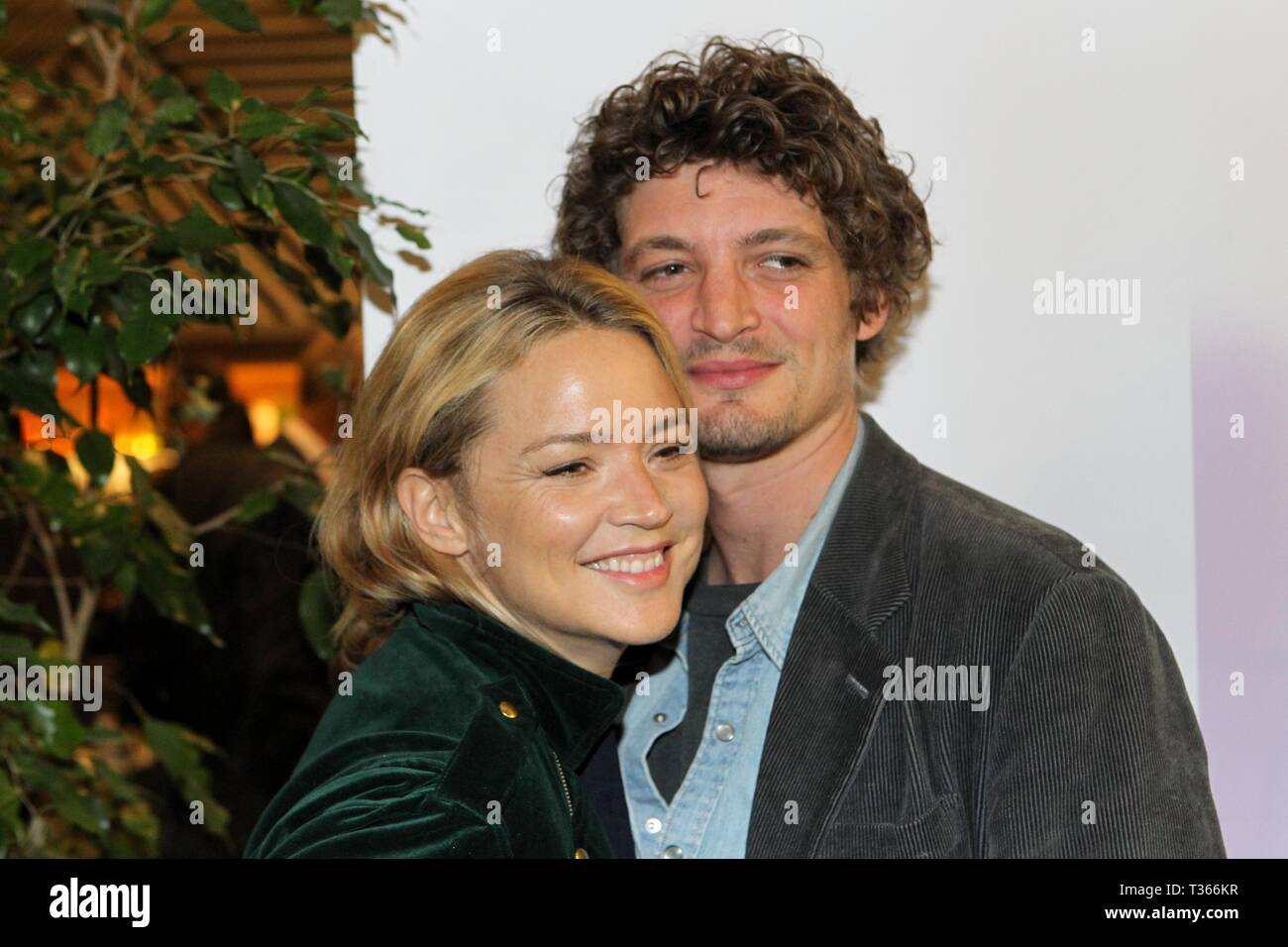 6 avril 2019 - Athènes, Grèce - Actrice VIRGINIE EFIRA et acteur canadien français NIELS SCHNEIDER assister à ''Un amour impossible'' premiere du film pendant le Festival du Film Français à Athènes. (Crédit Image : © VafeiadakisZUMA Aristidis Wire) Banque D'Images