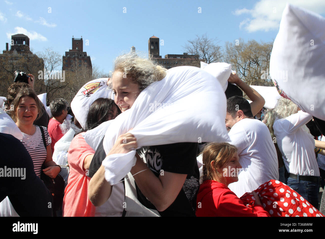 6 avril 2019 - New York, New York, États-Unis - (New York) Plus grand Pillow fight organisé chaque année à Washington Square Park. Les gens viennent de partout pour participer à l'événement. (Crédit Image : © Bruce Cotler/Globe Photos via Zuma sur le fil) Banque D'Images