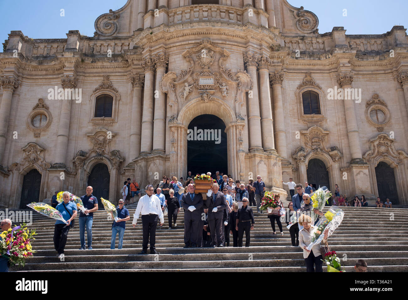 Funérailles traditionnelles à la Cathédrale de San Giorgio dans la ville de Modica Alta célèbre pour l'architecture baroque, le sud-est de la Sicile, Italie Banque D'Images