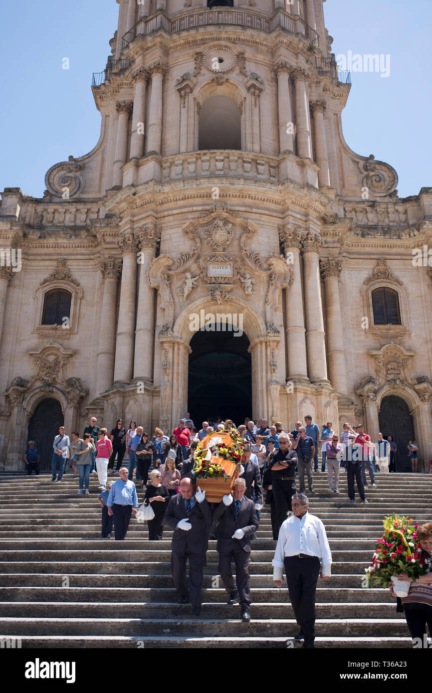 Funérailles traditionnelles à la Cathédrale de San Giorgio dans la ville de Modica Alta célèbre pour l'architecture baroque, le sud-est de la Sicile, Italie Banque D'Images