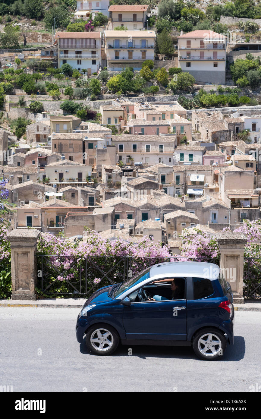 Petit bleu compact city car dans la montagne ville de Modica Alta célèbre pour son architecture baroque, dans le sud-est de la Sicile Banque D'Images