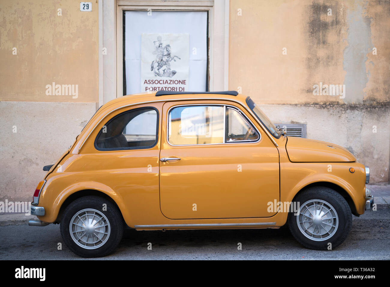 Couleur jaune vif Fiat Cinquecento 500- petite ville typiquement italienne - voiture ancienne à Modica Alta, Sicile Banque D'Images